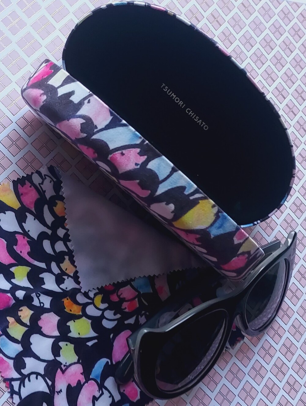 Tsumori Chisato Black Sunglasses with cats pattern colorful Case box cloth set - Picture 6 of 16